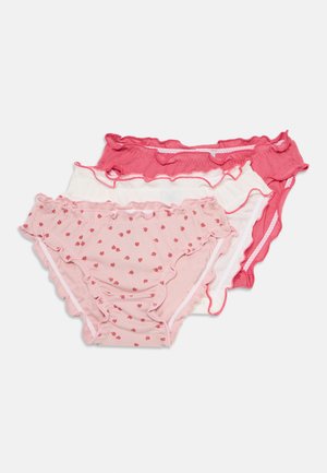 Set aus vier Paar Damenunterwäsche: pink mit Rüschen, eine mit kleinen roten Herzen, eine in weiß und zwei einfarbige pinke, alle aus weichem Stoff.