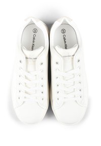 Sneakers bianchi con tomaia in pelle liscia, punta tonda e chiusura con lacci piatti. Presentano il logo Calvin Klein Jeans sulle sole interne e sui lati. Taglia 35.
