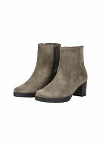 Botines de ante taupe con punta redonda, cremallera lateral y tacón apilado. Superficie texturizada con acabado mate y suela de goma.