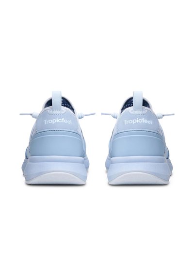 Světle modré tenisky s hladkým povrchem, zaobleným tvarem, elastickými tkaničkami a detailním logem na patě. Polstrovaná podešev pro pohodlí.