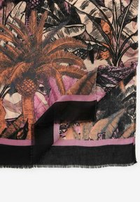 Écharpe rectangulaire présentant un motif complexe de palmiers dans des tons orange et violet, avec une bordure noire et rose et des bords à franges.