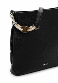 Czarna skórzana torebka z teksturowaną powierzchnią, krótkim paskiem z łańcuszka z mieszanką beżowych i brązowych ogniw oraz zamkiem błyskawicznym.