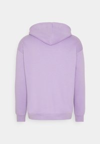 Felpa viola chiaro realizzata in tessuto morbido, con cappuccio, maniche lunghe e polsini e orlo a costine. Design semplice e privo di decorazioni.