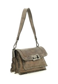 Borsa a mano in pelle marrone con patta, bordi borchiati, ferrature argentate e tracolla staccabile. Presenta una forma rettangolare e una superficie testurizzata.