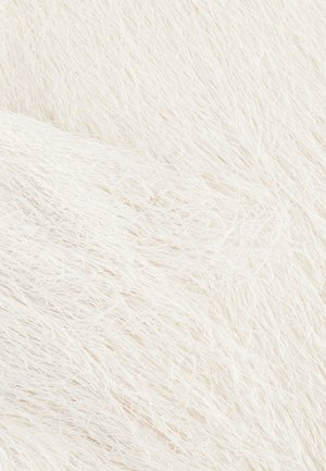 Fibre albe texturate aranjate într-un model stratificat, creând o apariție moale și pufoasă. Materialul este ușor și pare a fi sintetic.