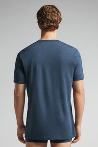 Mörkblå kortärmad T-shirt i mjukt tyg, med rundad halsringning och avslappnad passform, sedd bakifrån.