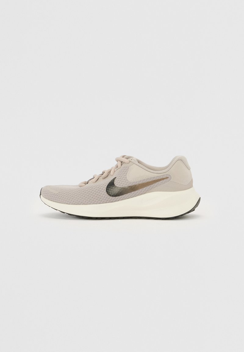Nike Performance REVOLUTION 7 - Väglöparskor - college grey/black/phantom/mink/brown