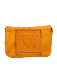 Żółta skórzana torba oteksturalnym wykończeniu, z zamknięciem na zamek błyskawiczny i przeszyciami. Prostokątny kształt z płaskim tyłem, co ułatwia przechowywanie.