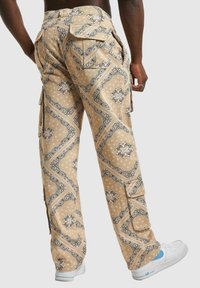 Karl Kani PAISLEY  - Cargobyxor - sand