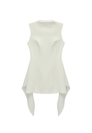 Biały top bez rękawów z wysokim dekoltem i asymetrycznym dołem, z długimi, spiczastymi panelami opadającymi z boków.