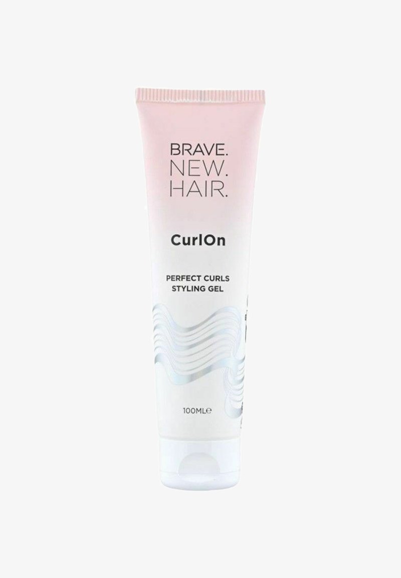 CurlOn Perfect Curls Styling Gel tuubissa, joka on vaaleanpunainen ja valkoinen, tyylikäs muotoilu, sileä koostumus ja kohokuvioidut aallonmuotoiset kuviot. 100ml.
