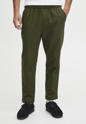 CFGUS RELAXED FIT - Tracksuit bottoms - rifle green