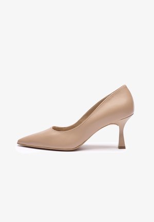 Zapato de salón de tacón alto de cuero beige con punta puntiaguda, empeine bajo y un diseño único de tacón delgado. Textura suave y estilo minimalista.