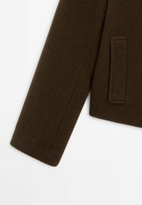 Braune Wolle-Mischung Jacke mit glatter Textur, schlanker Passform, geraden Ärmeln und einer einzelnen Tasche auf der Vorderseite.