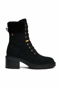 Bottines en suède noir avec accessoires en or, lacets et une bordure en fausse fourrure. Elles disposent d'un large talon noir strié pour une stabilité accrue.
