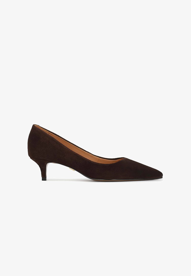 Brązowy zamszowy szpilka z wydłużonym noskiem, niskim obcasem i gładkim, wewnętrznym wykończeniem. Charakteryzuje się eleganckim wzornictwem z minimalnymi akcentami.