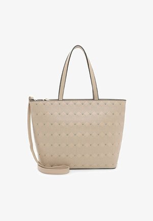 Sac fourre-tout beige avec deux poignées et une surface à motifs ornée de petits clous, incluant une longue bandoulière attachée.