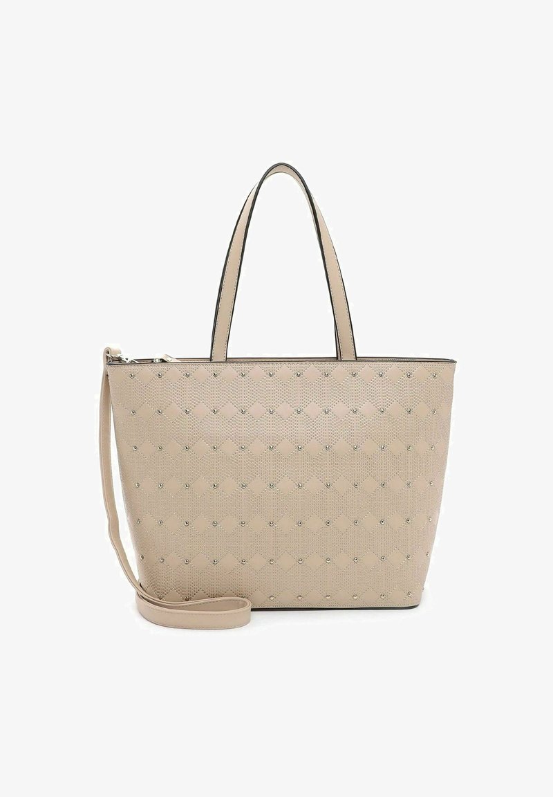 Sac fourre-tout beige avec deux poignées et une surface à motifs ornée de petits clous, incluant une longue bandoulière attachée.