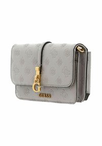 Sac bandoulière en cuir synthétique gris texturé avec garnitures dorées, accents de logo et fermeture à rabat. Design rectangulaire compact.