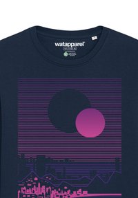Navy-blaues Baumwoll-T-Shirt mit einem grafischen Design aus pinken Kreisen und horizontalen Linien sowie einer Stadt-Silhouette am unteren Rand.
