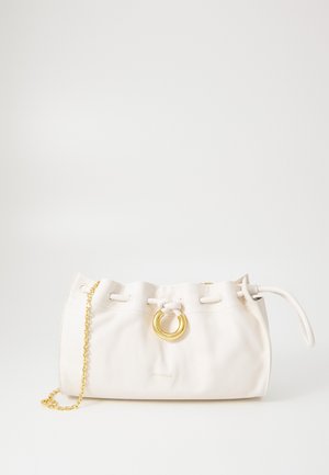 Valge nahast ämbritasku, millel on kuldne riistvara, nöörist sulgemine ja ahelapael. Esiküljel on silmapaistev ümmargune aksessuaar.