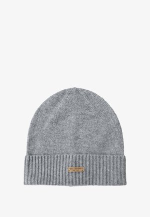 Beanie grigia a maglia con risvolto a coste. Realizzata in filato morbido, presenta un'etichetta in tessuto con "BELLEMERE NEW YORK" ricamata.