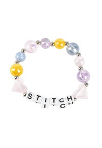 Bracciale colorato di perline con perline sferiche trasparenti, viola, blu, gialle e rosa, intercalate da accenti metallici e perline con lettere che formano la parola "STITCH."