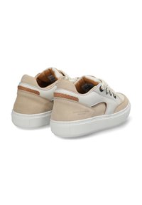 Zapatillas de deporte de caña baja que combinan cuero y gamuza en tono beige. Suela de goma blanca, detalles tejidos y paneles texturizados en contraste.
