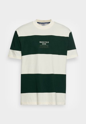 Koszulka z krótkim rękawem i okrągłym dekoltem, z szerokimi ciemnozielonymi i kremowymi poziomymi paskami oraz napisem "MARCO'POLO DENIM" na piersi.