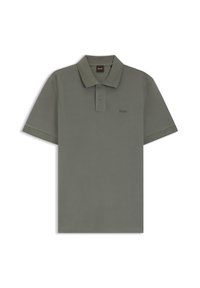Polo à manches courtes vert olive avec deux boutons et logo discret "BOSS" sur la poitrine et l'étiquette du col.