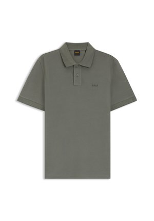 Olivno zelena polo majica s kratkimi rokavi, dvema gumboma in subtilnim logotipom "BOSS" na prsih ter oznako na ovratniku.