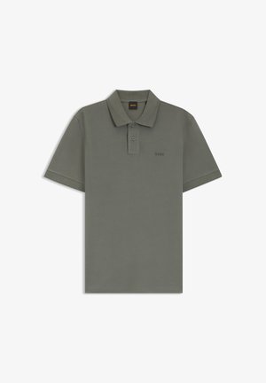 Olivengrønn, kortermet pikéskjorte med to knapper og subtil "BOSS"-logo på brystet og kragemerket.