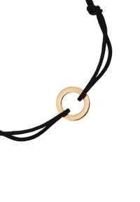Czarny sznurkowy bransoletka z okrągłym złotym metalowym akcentem na środku. Projekt zawiera dwa regulowane paski do dopasowania rozmiaru.