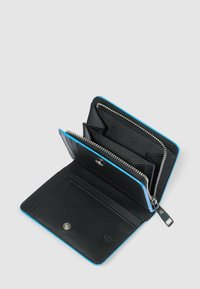 Zwarte leren portemonnee met een blauwe ritssluiting, voorzien van meerdere vakken en een drukknoopsluiting. Het interieur bevat kaarthouders en een ritssluitingvak.