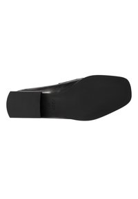 Schwarzer Lederschuh mit flachem Absatz, glatter Textur und runder Zehenpartie. Die Sohle ist aus Gummi mit einem strukturierten Grip. Größe innen als 37 markiert.