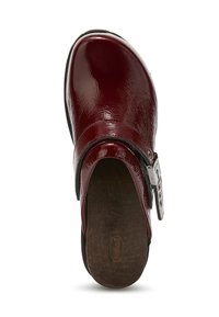 Zueco de cuero de charol burdeos con plantilla de madera, correa ajustable negra y hebilla metálica. Textura suave y diseño de punta redonda.