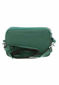 Sac bandoulière en tissu vert avec fermeture éclair, présentant une surface lisse, une sangle réglable et des accents de quincaillerie argentée.