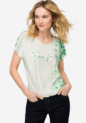 Světlý zelený top s krátkým rukávem, který má volný design s zelenými akcenty a textem "Čas pro tebe" ve stříbrné barvě. Hladká látka, volný střih.