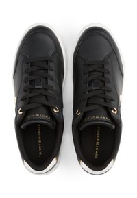 Sneakers in pelle nera con accenti dorati e lacci neri, caratterizzati da una suola in gomma bianca e un interno testurizzato. Con branding in lettere dorate.