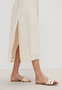 comma MIT RÜSCHENDETAIL - Sukienka letnia