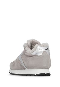 Grå ruskinds sneaker med sølvdetaljer, fluffy foring, afrundet form og sort gummisål. Sidevinkel der viser design og materiale tekstur.