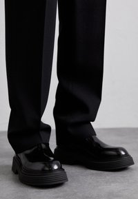 Unselected, black