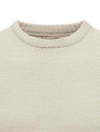 Jersey de color beige claro con cuello redondo acanalado, patrón de tejido texturizado y sutiles variaciones de color, que muestra una tela suave y transpirable.