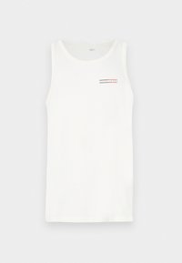 Hvid tanktop lavet af bomuld, med rund hals og uden ærmer. Inkluderer diskret rød og blå logo detalje på brystet.