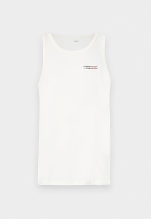 Witte tanktop van katoen, met een ronde hals en mouwloos ontwerp. Inclusief subtiele rode en blauwe logo-detail op de borst.