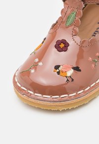 Petit Nord Copenhagen T-BAR SCALLOP BIRDS UNISEX - Boty se suchým zipem - rose clay