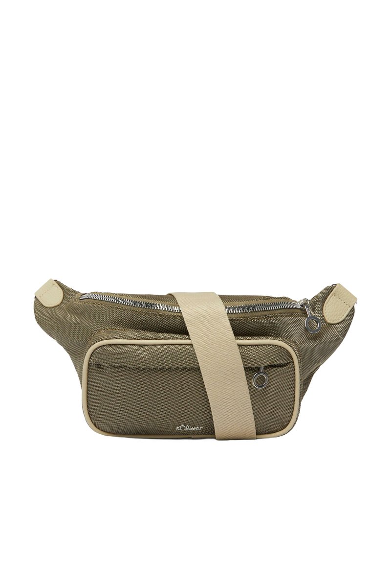 Oliwkowa torba na pasek z nylonu, z przednią kieszenią na zamek błyskawiczny, beżowym paskiem i metalowymi akcentami. Teksturowana powierzchnia i kompaktowy design.