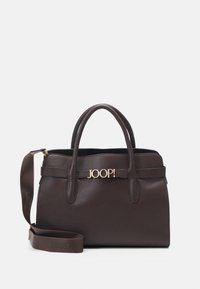 Ciemnobrązowa skórzana torebka z dwoma górnymi uchwytami, odpinanym paskiem i złotym logo na przedniej części. Gładka faktura, wyraźnie zarysowany kształt.