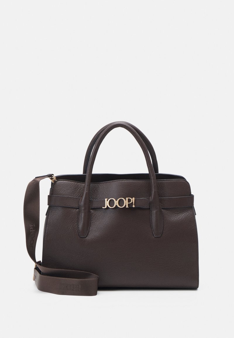 Ciemnobrązowa skórzana torebka z dwoma górnymi uchwytami, odpinanym paskiem i złotym logo na przedniej części. Gładka faktura, wyraźnie zarysowany kształt.