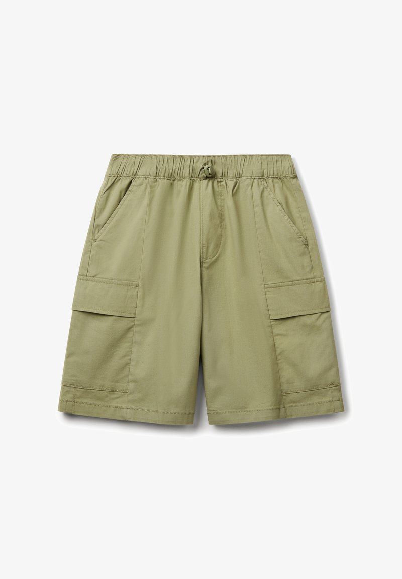 Shorts cargo de longueur genou en tissu vert olive clair, dotés d'une taille élastique, de poches cargo sur les côtés et à l'avant, et d'une texture lisse.